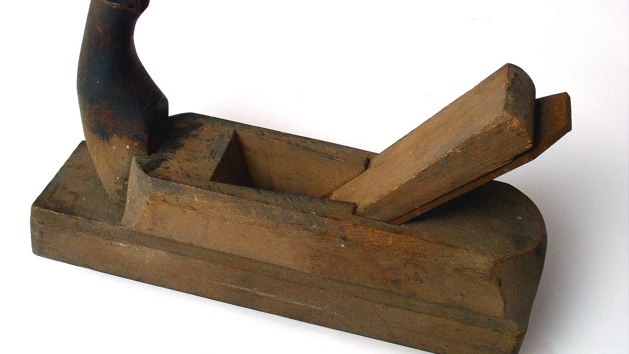 Un vieux rabot de menuisier en bois, posé seul